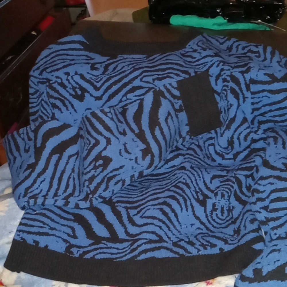 A pattern 3/4 sweater with long sleeves